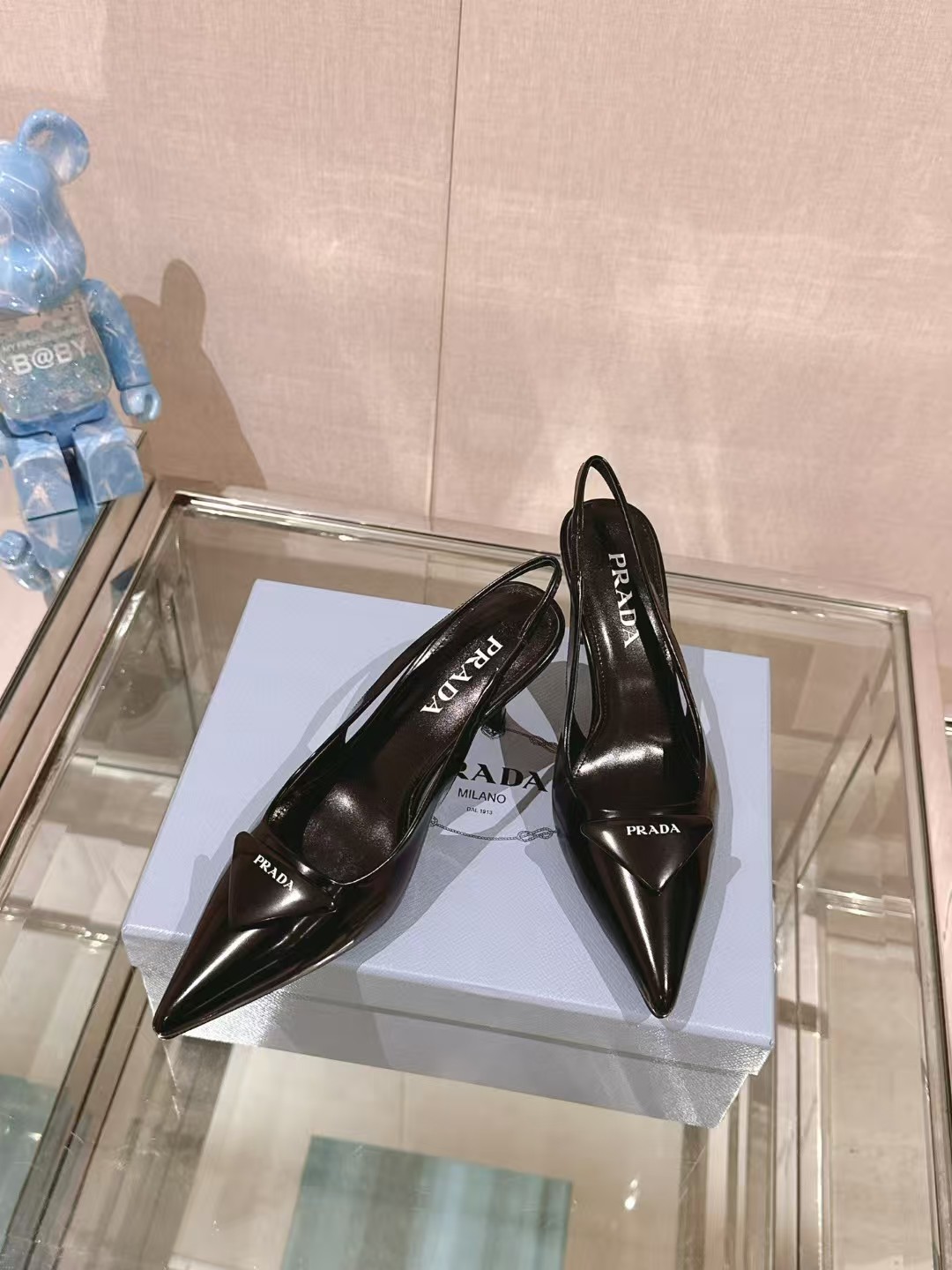 프라다 소프트 패딩 레더 슬링백 펌프스 힐